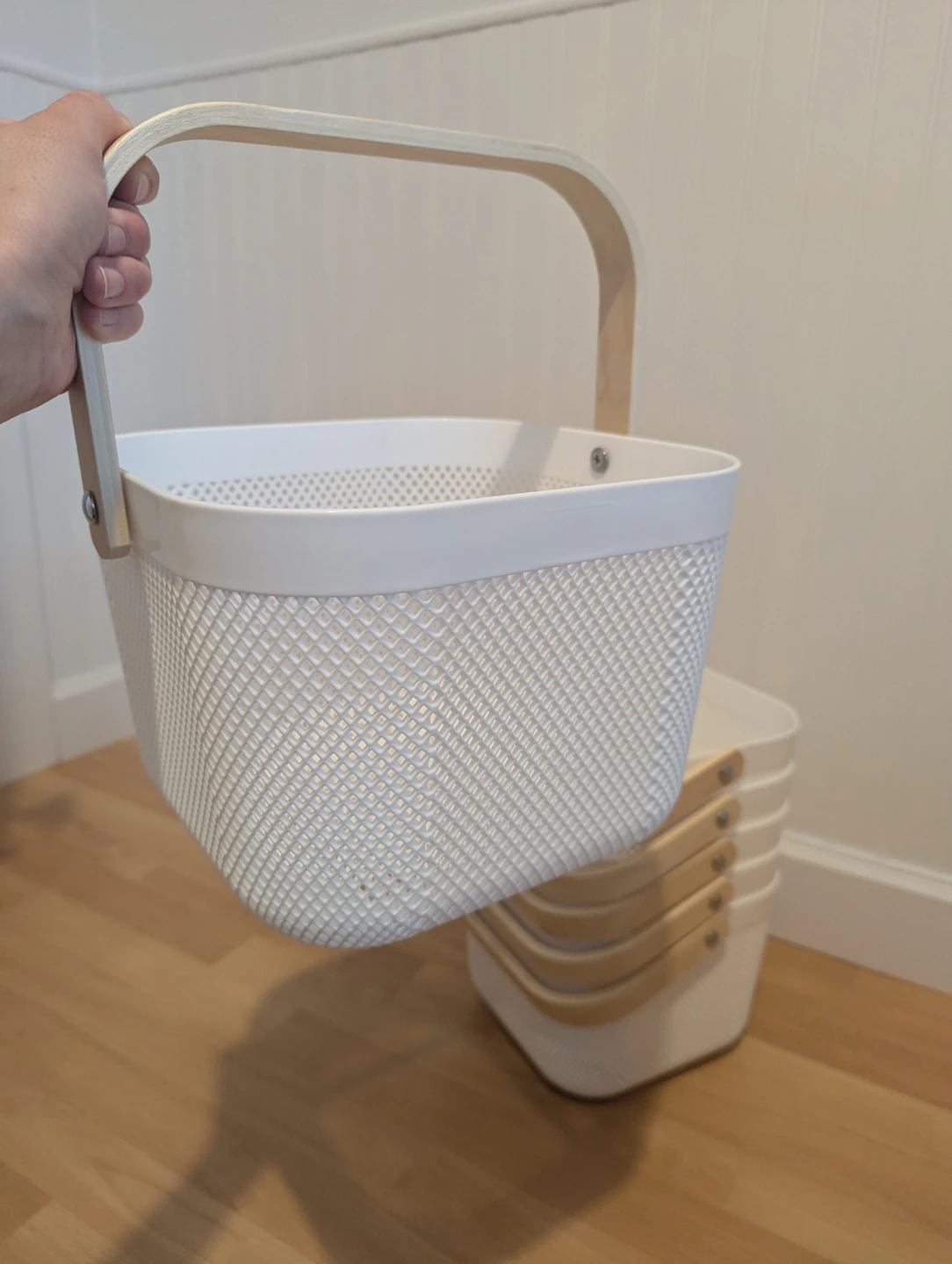 Set of 6 White Plastic Storage Baskets with Wooden Handles - photo 2
