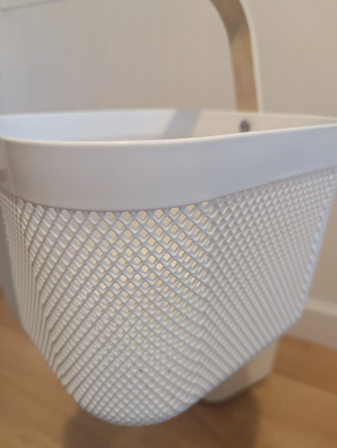 Set of 6 White Plastic Storage Baskets with Wooden Handles - photo 3