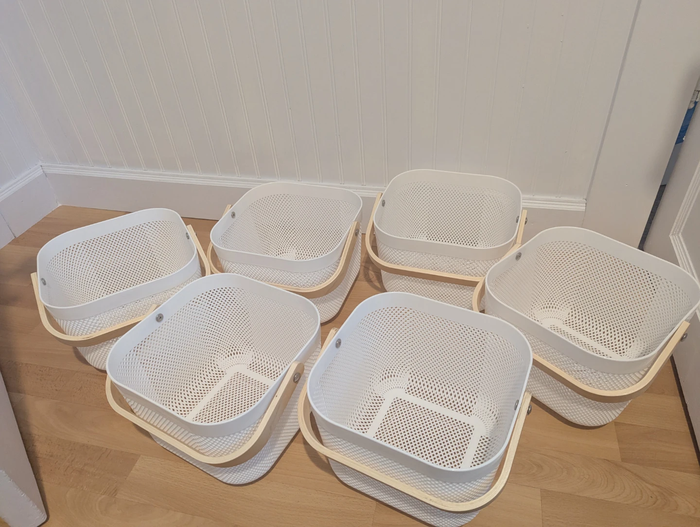 Set of 6 White Plastic Storage Baskets with Wooden Handles - photo 4