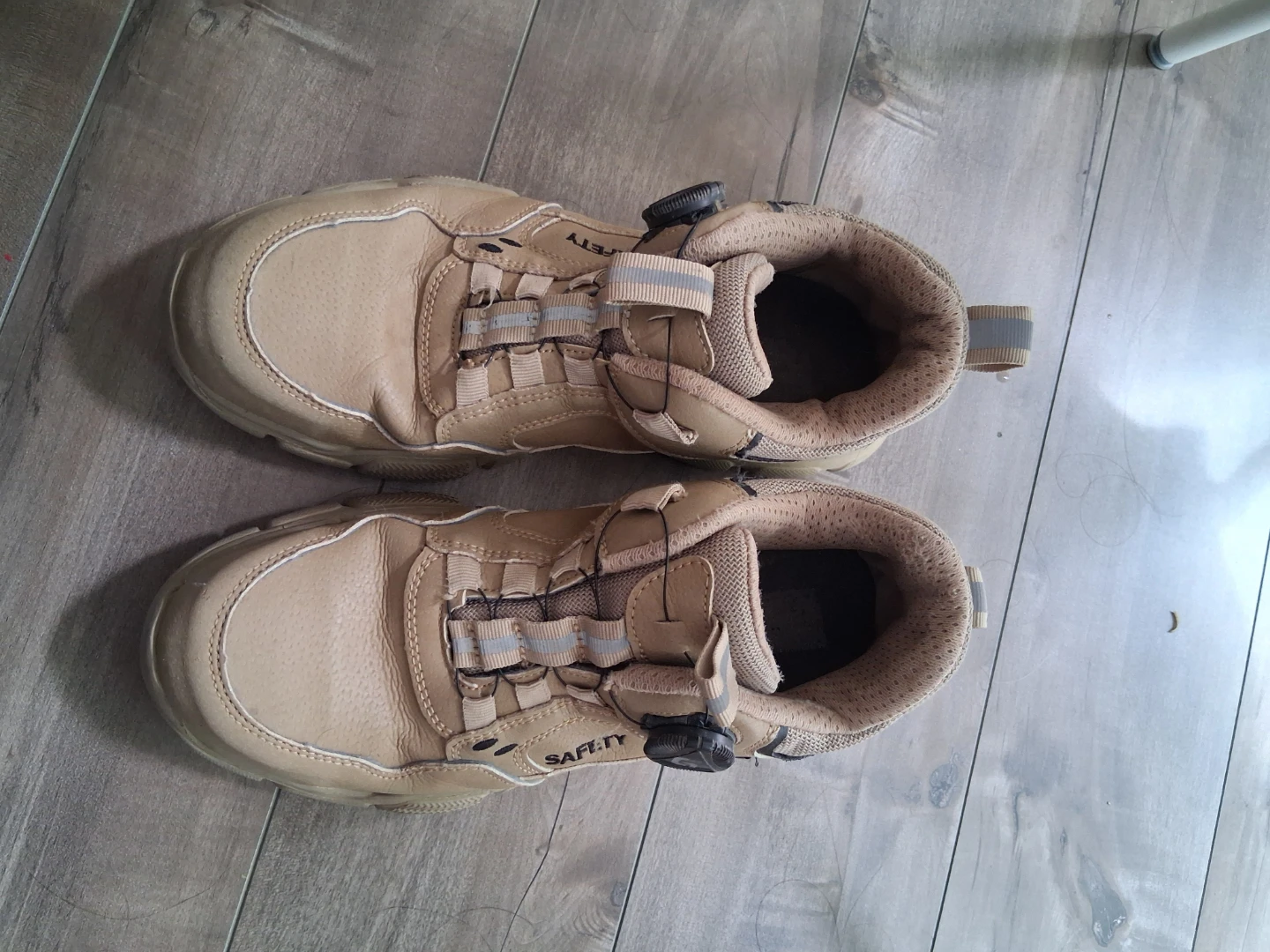 Steel toe work shoes ( W size 9 )