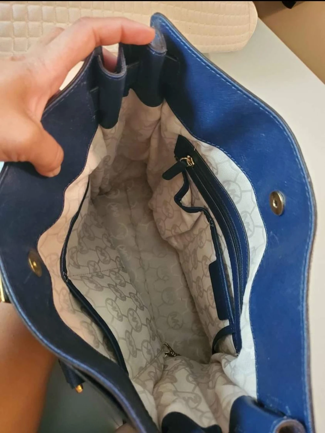 Michael Kors Navy Tote with Gold Hardware Michael Kors - photo 3