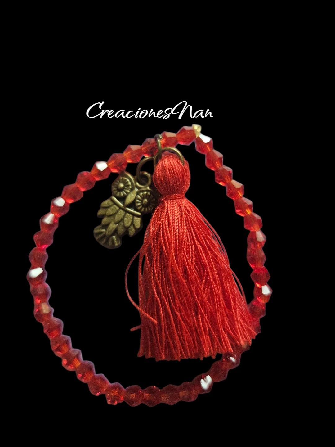 Pulseras hechas a mano.