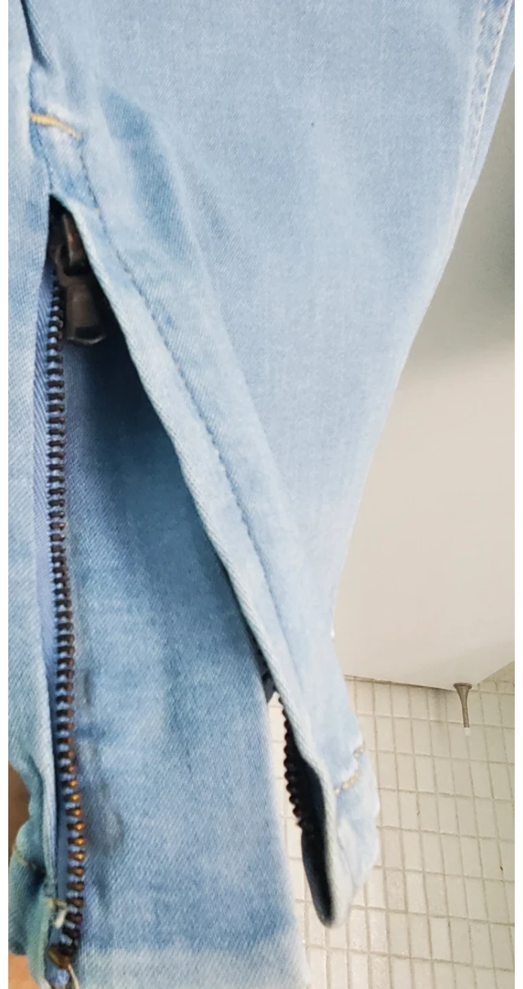 Moving Sale!!! Light Wash Denim Capris with Zipper Ankle Detail - photo 4