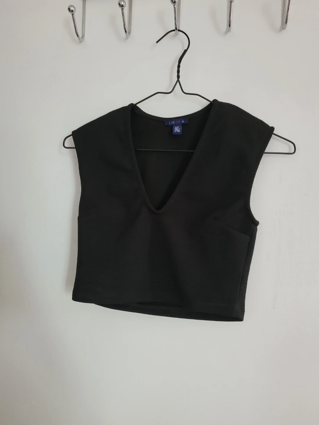 Black Sleeveless V-Neck Crop Top