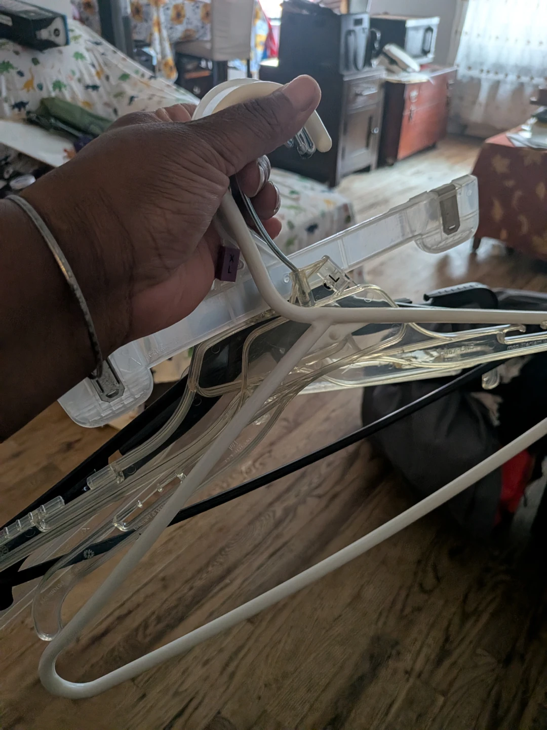 Plastic Clothes Hangers - Set of 7/8