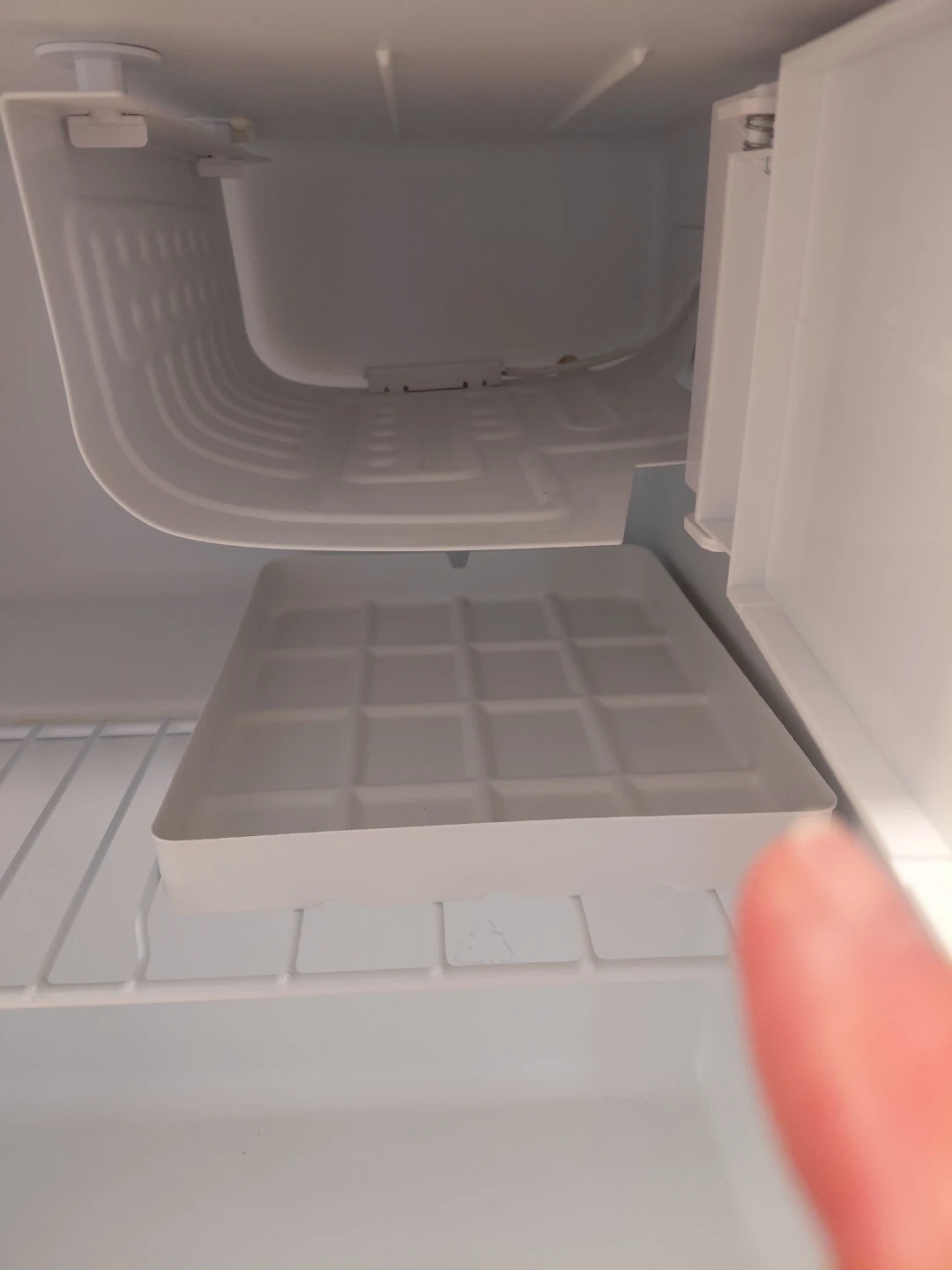 Galanz GL17BK Mini Fridge - photo 4