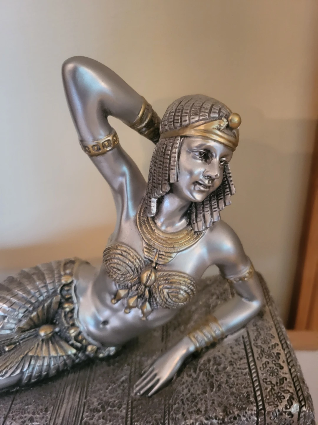 Egyptian Queen Figurine - photo 2