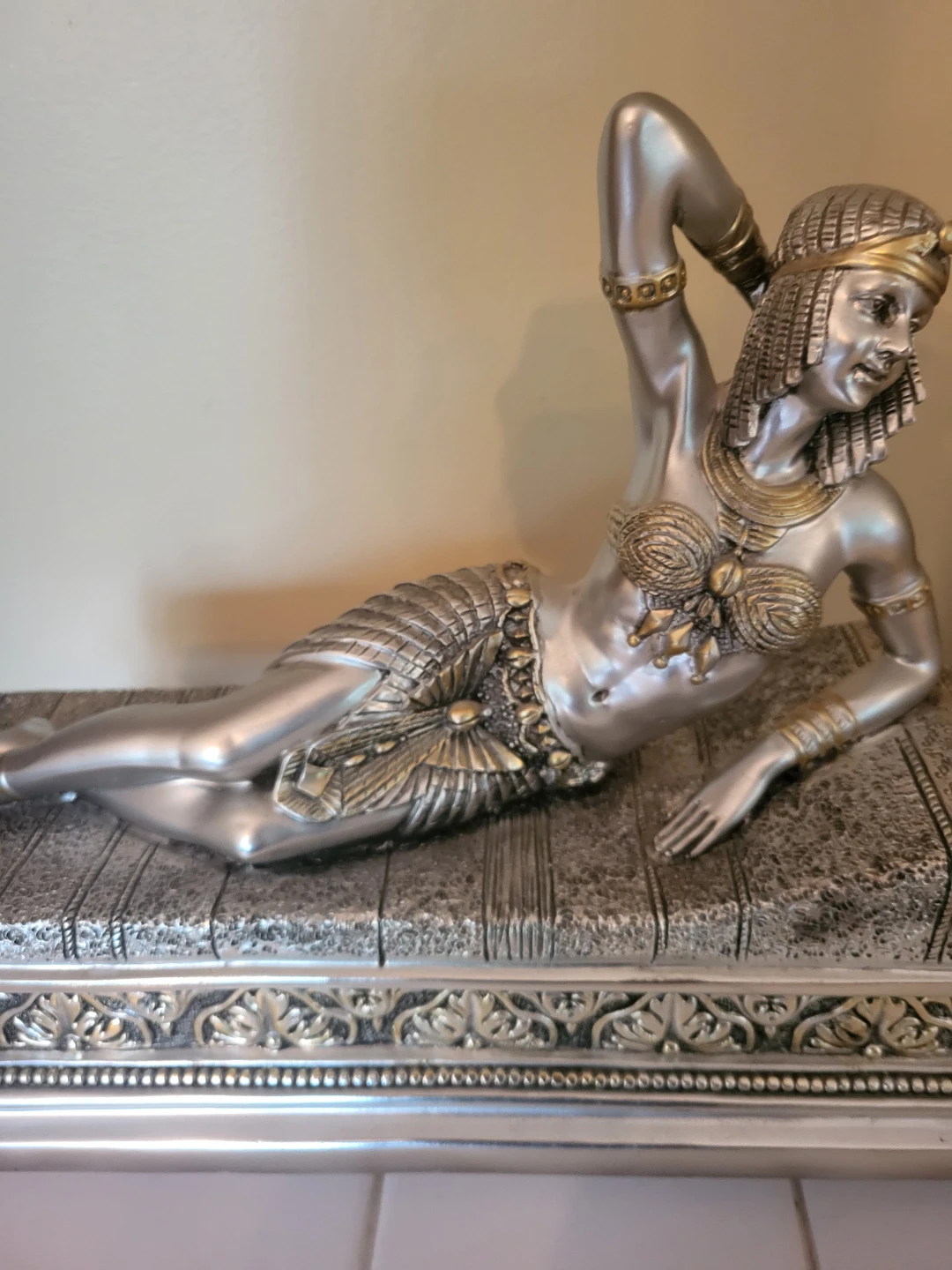 Egyptian Queen Figurine - photo 4