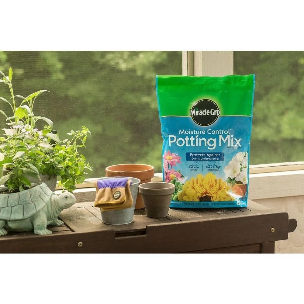 Miracle-Gro Moisture Control Potting Mix - 8 Quart Bags - photo 2