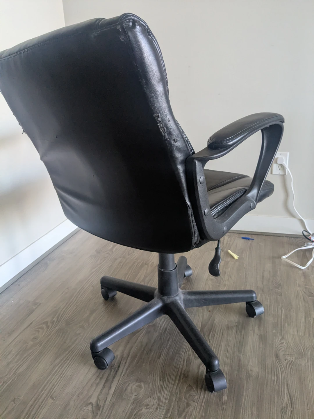 Black Office Chair and White Desk - photo 4