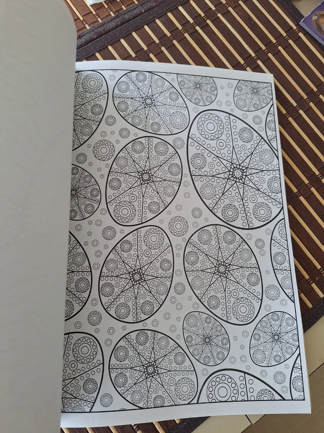 Everyone Loves Coloring: Patterns Adult Coloring Book - photo 3