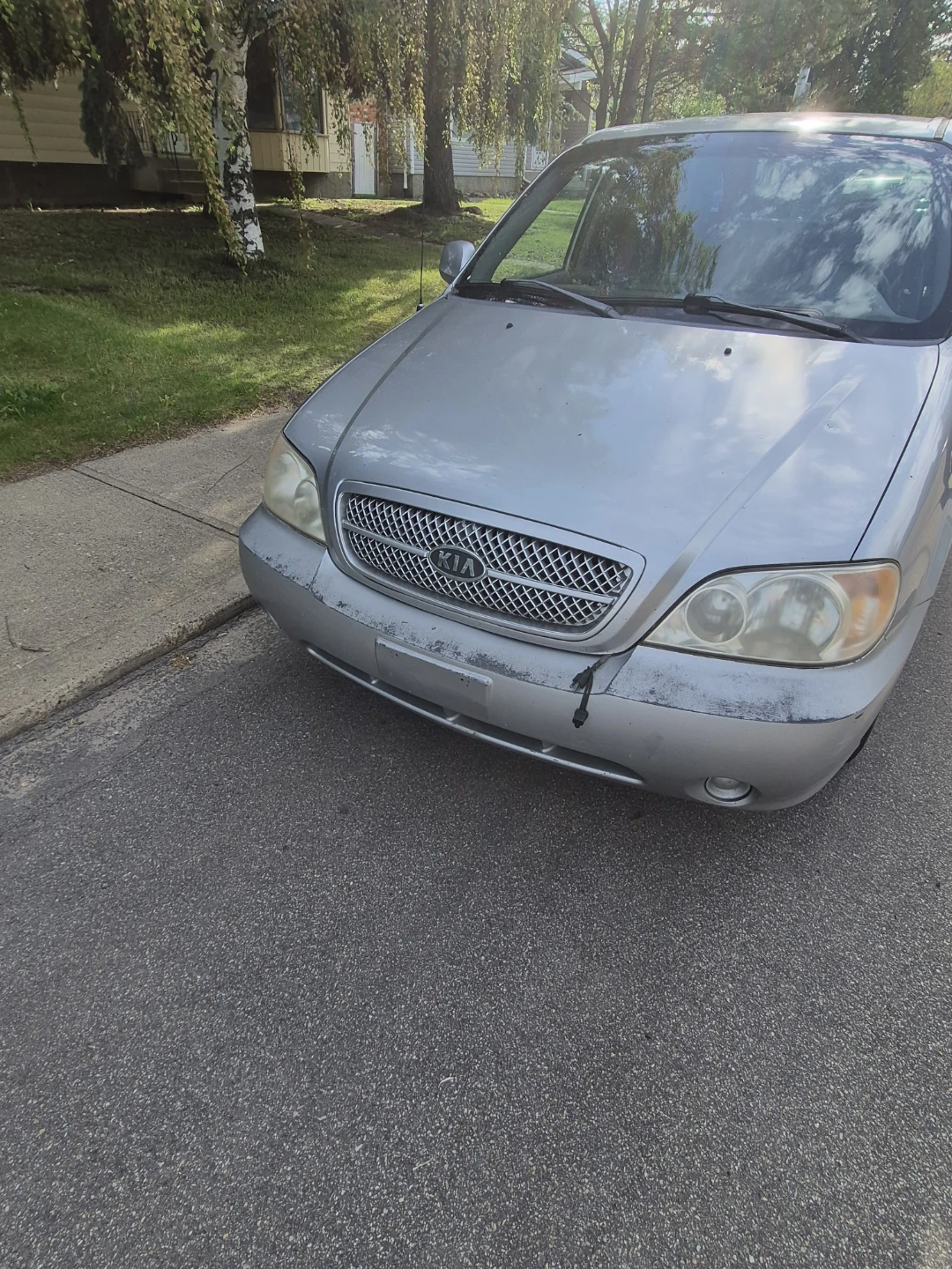 Silver Kia Sedona Van 2004