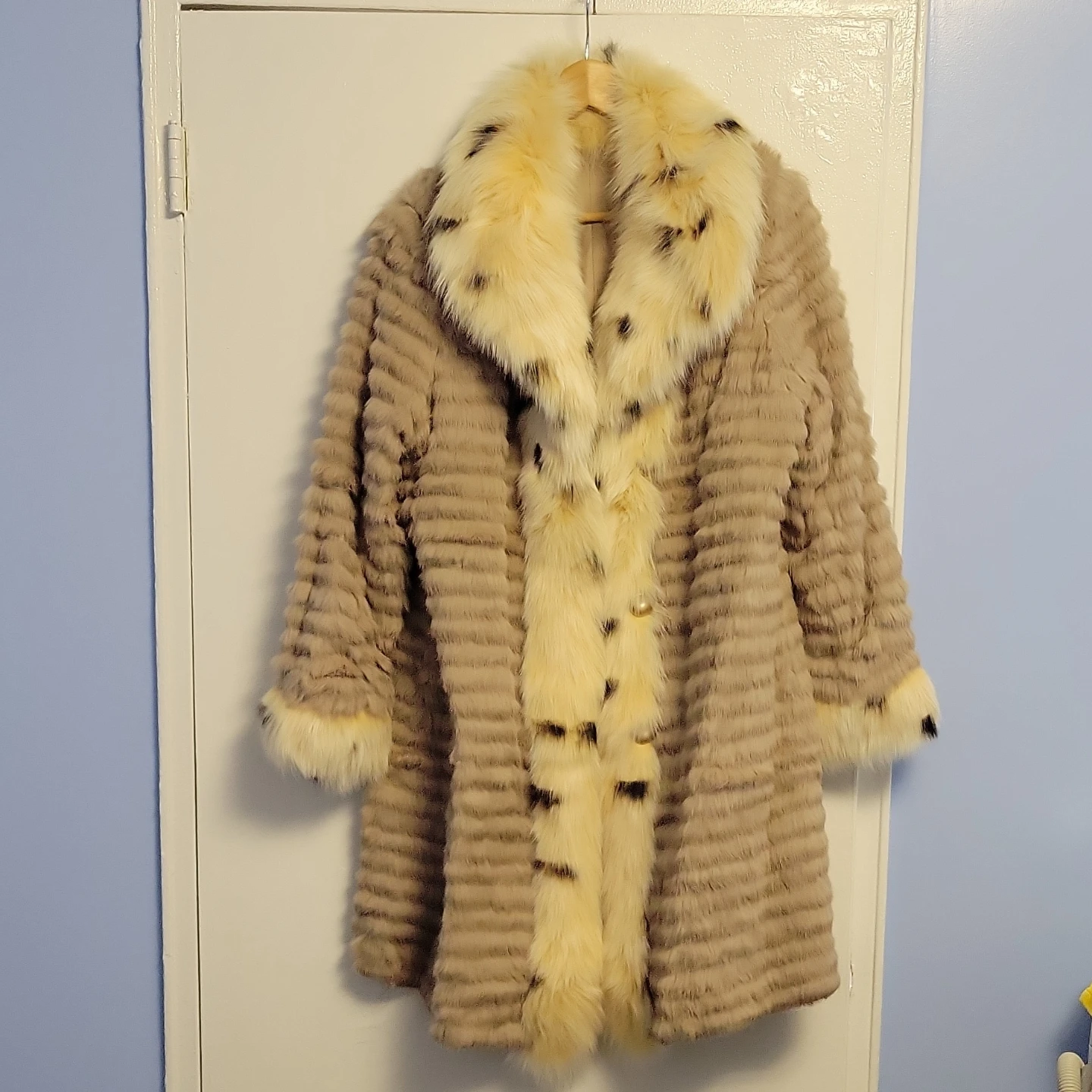 Women's Fur Coat - photo 2