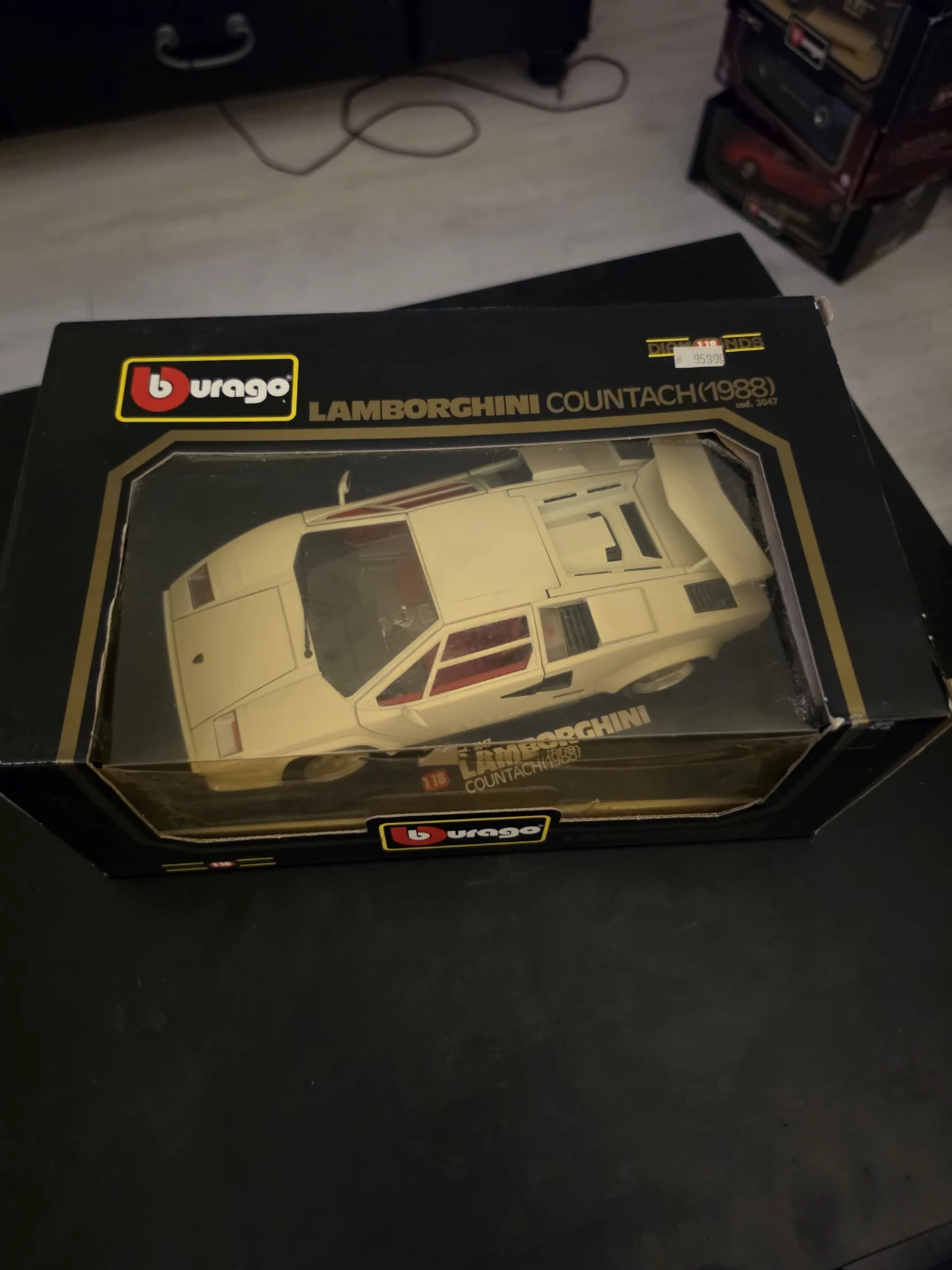 Bburago Lamborghini Countach (1988) Diecast Model Car - photo 2