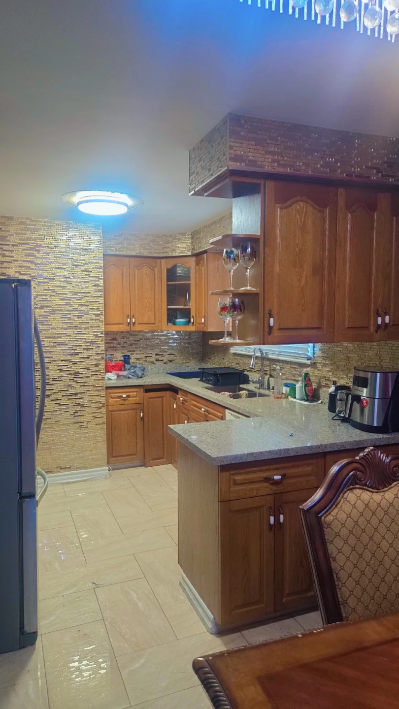 3 bedroom bungalow on the main floor. Moringside and Lawrence - photo 2