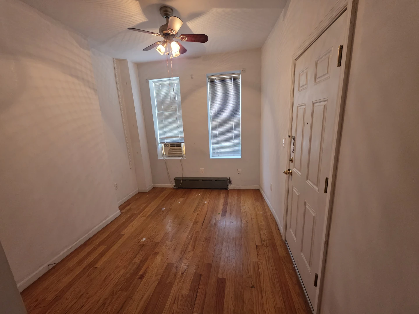 Room for rent/Cuarto de renta