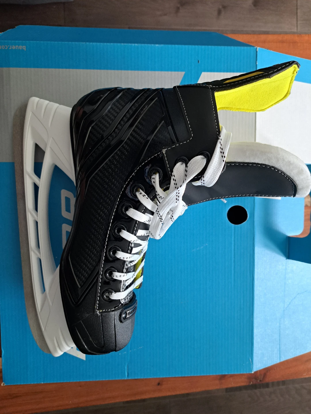 New Ice Skates Size 6R - photo 2