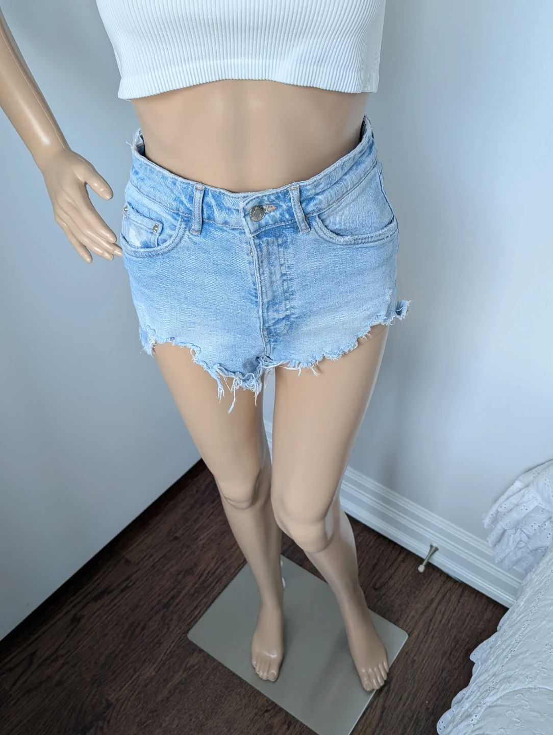 ZARA High Waisted Denim Shorts - Light Wash Size 4