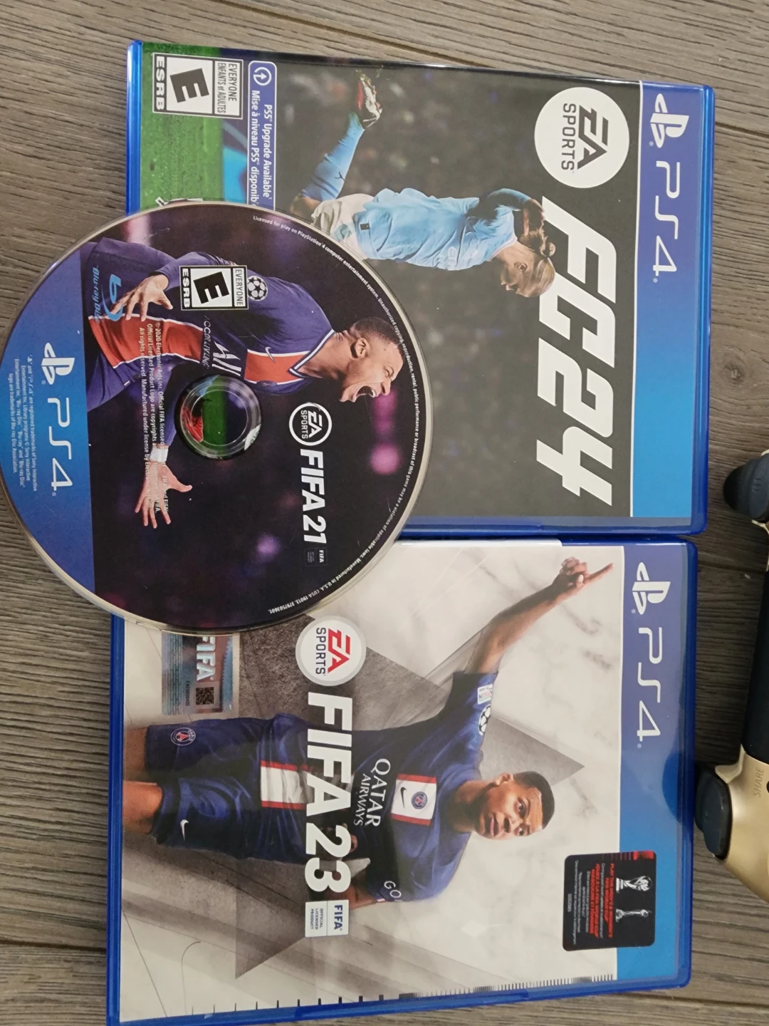 PlayStation 4 Console with FIFA 23, FIFA 21, and FC 24 Games - photo 2
