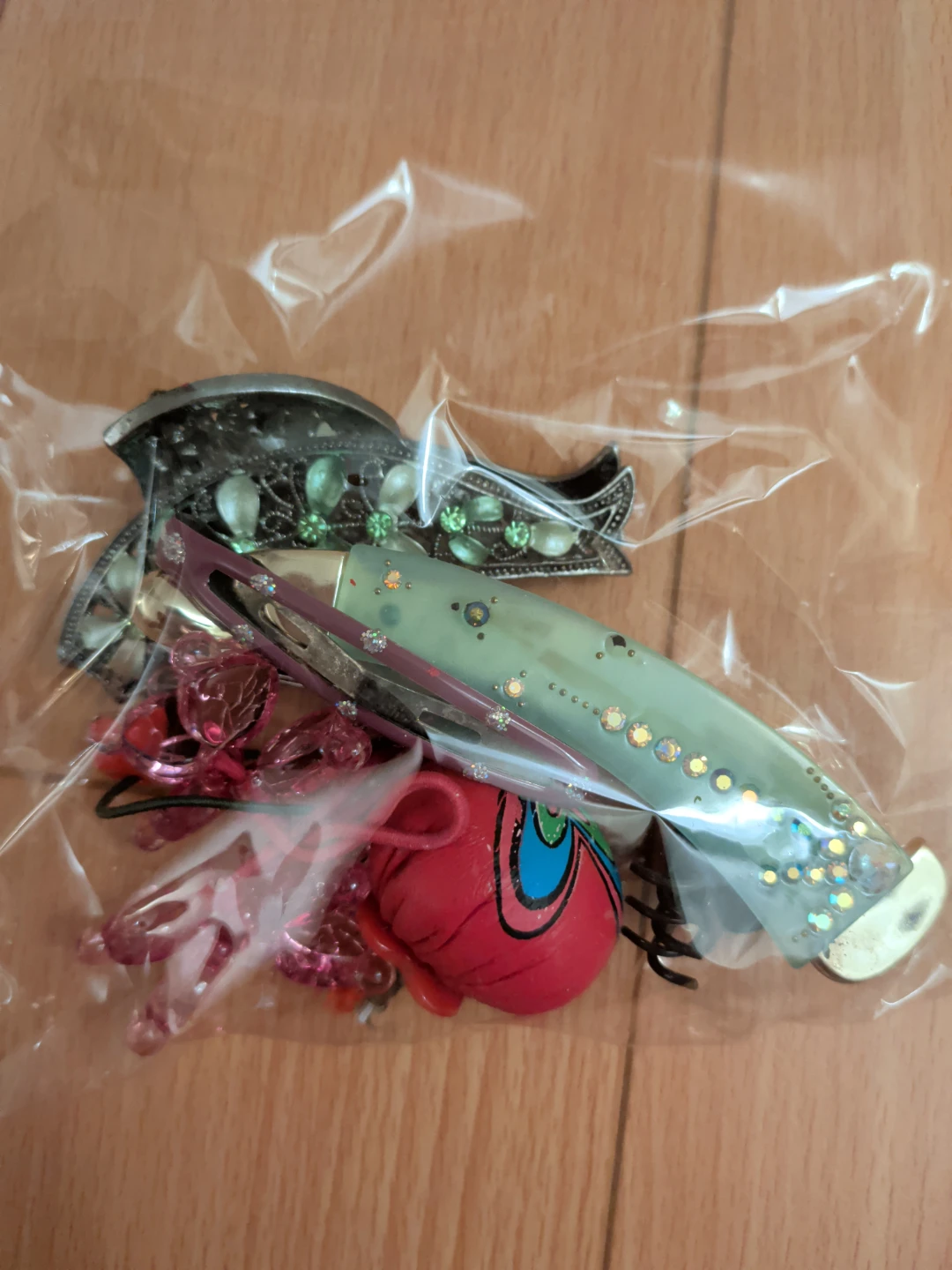 Assorted Hair Clips and Accessories Lot - photo 2