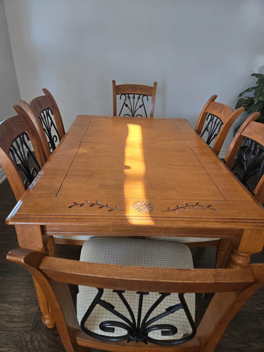 Dining room table and 6 chairs