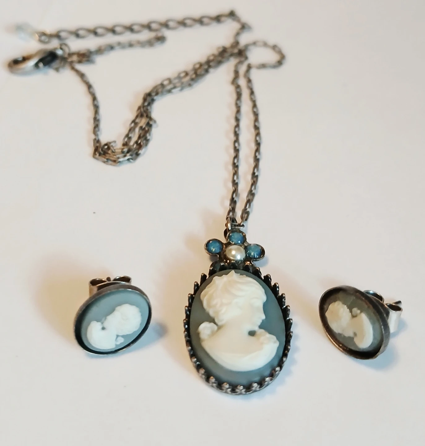Cameo Necklace and Earrings Set - photo 4