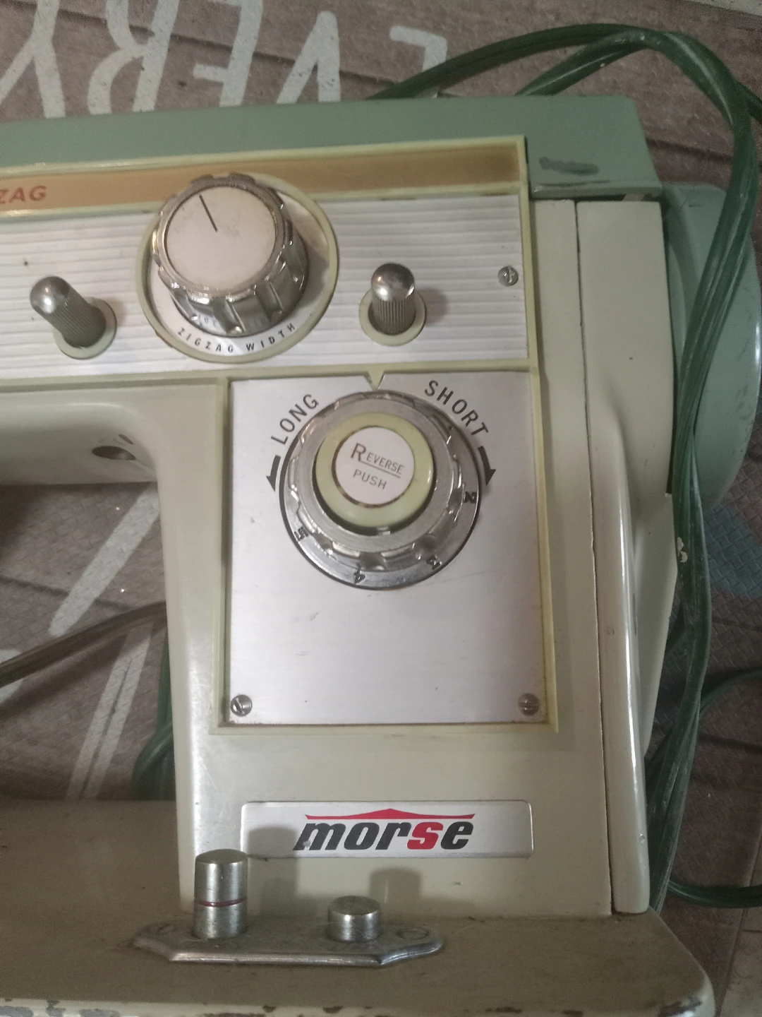 Morse DeLuxe Zig Zag Sewing Machine - Model 670 - photo 3