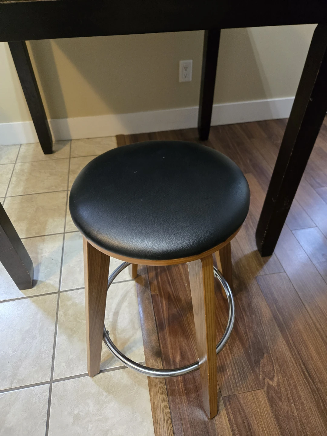 Swiveling stool