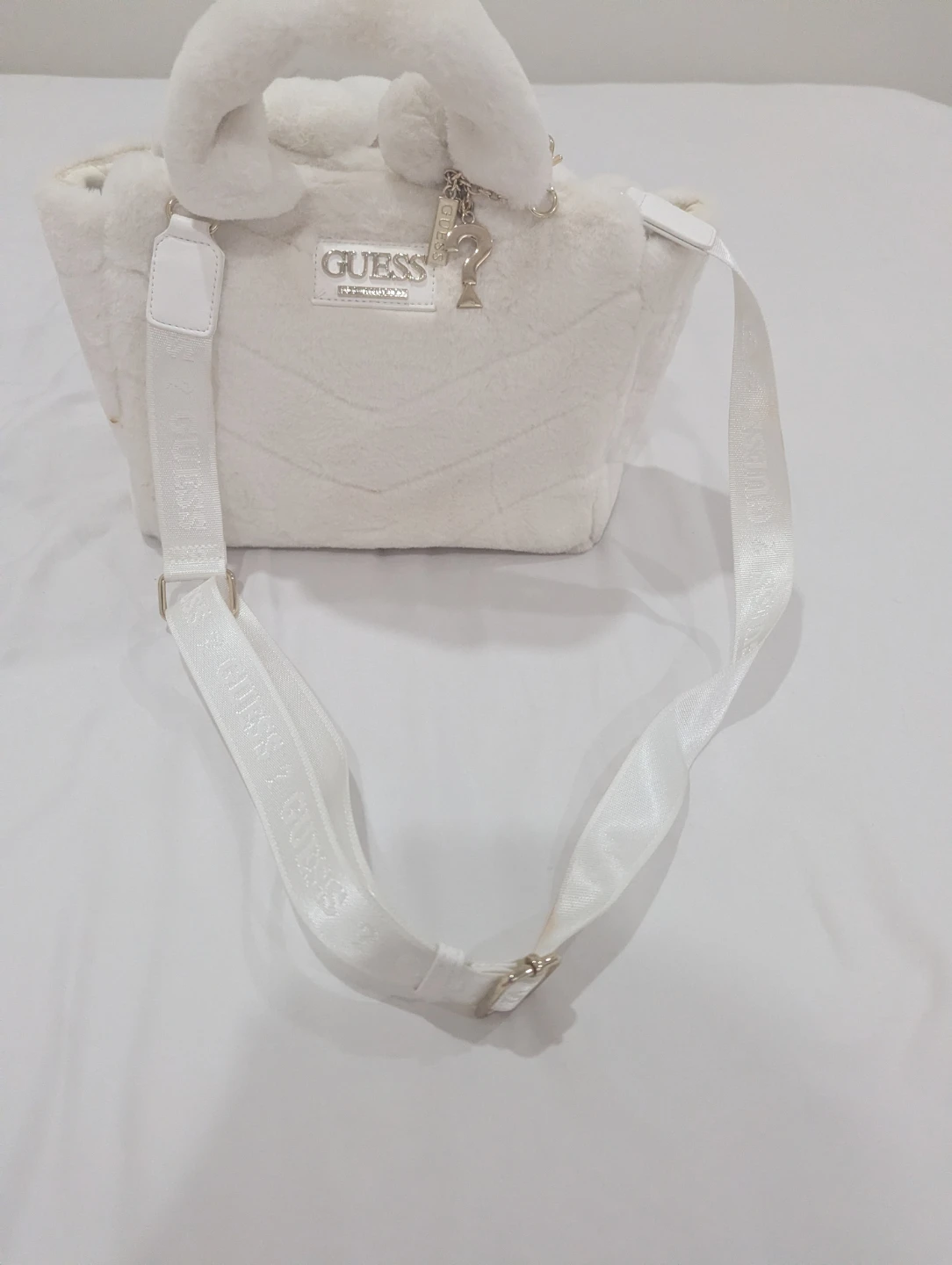 White Faux Fur Guess Handbag with Crossbody Strap - photo 3