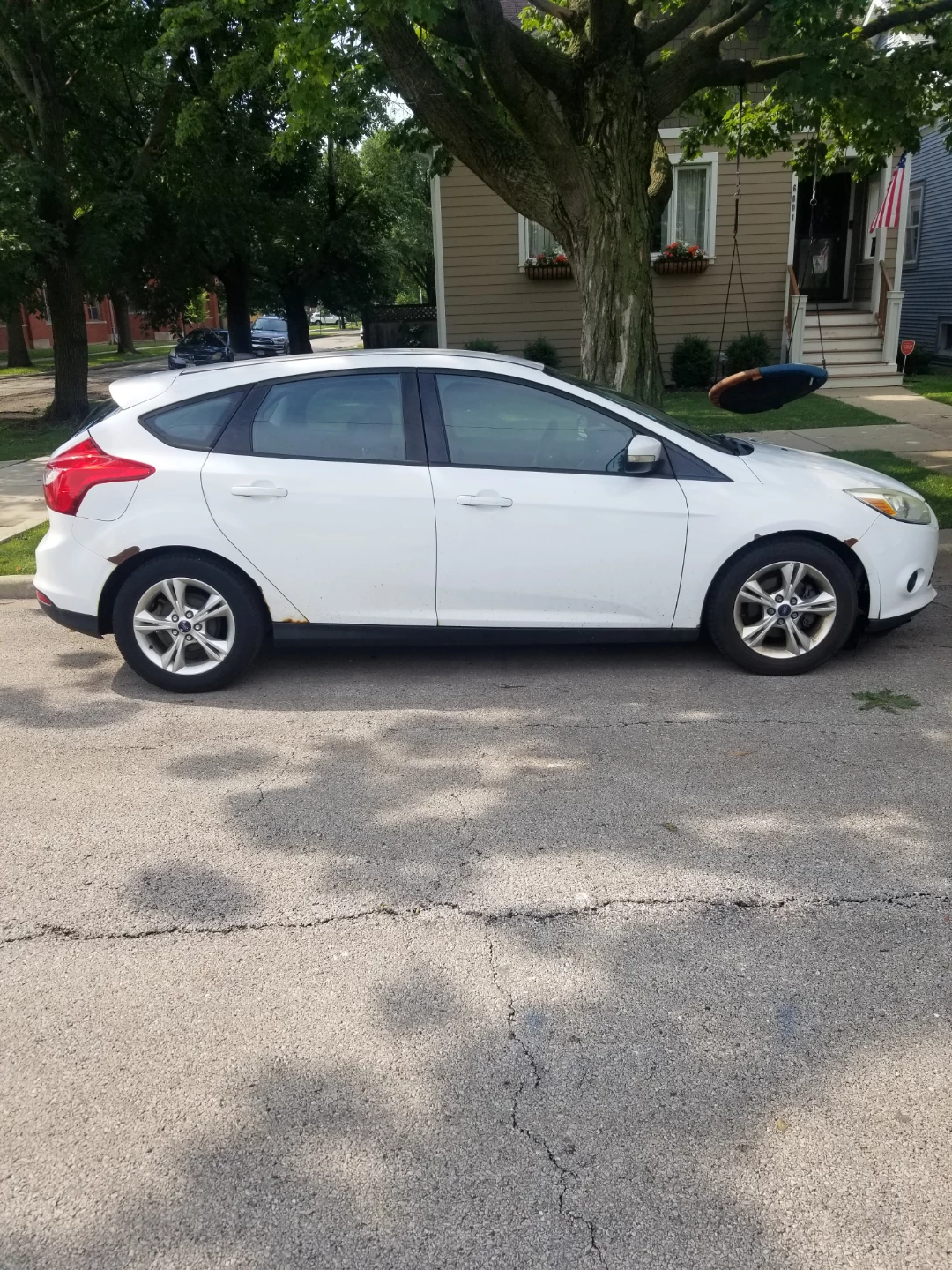 White Ford Focus 5-Door Hatchback - photo 4