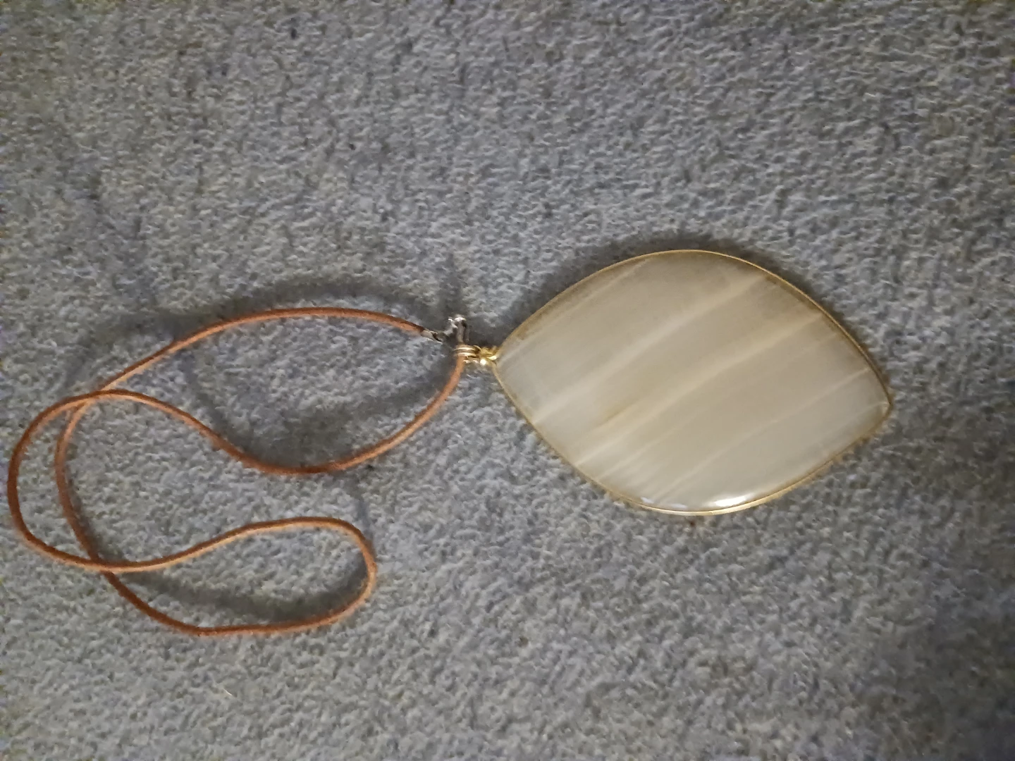 Pendant necklace with agate stone