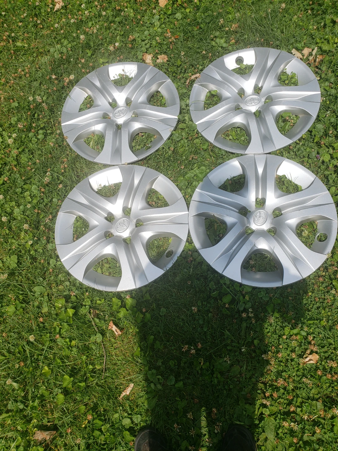 Set of 4 Silver Toyota Hubcaps - photo 3