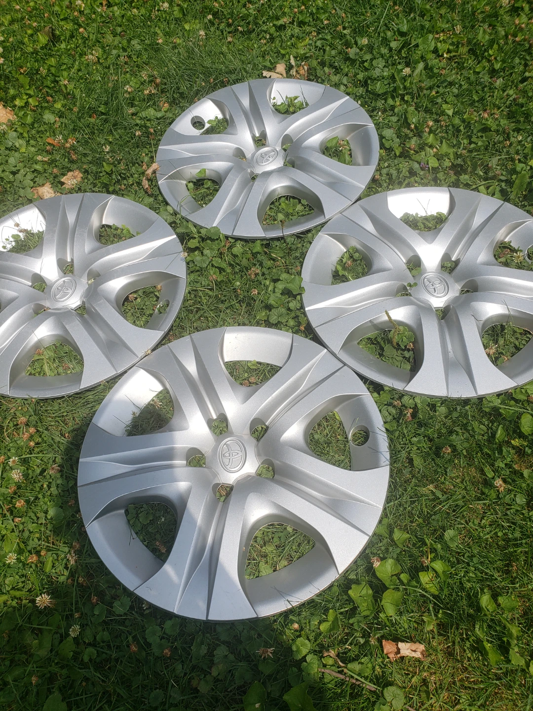 Set of 4 Silver Toyota Hubcaps - photo 4