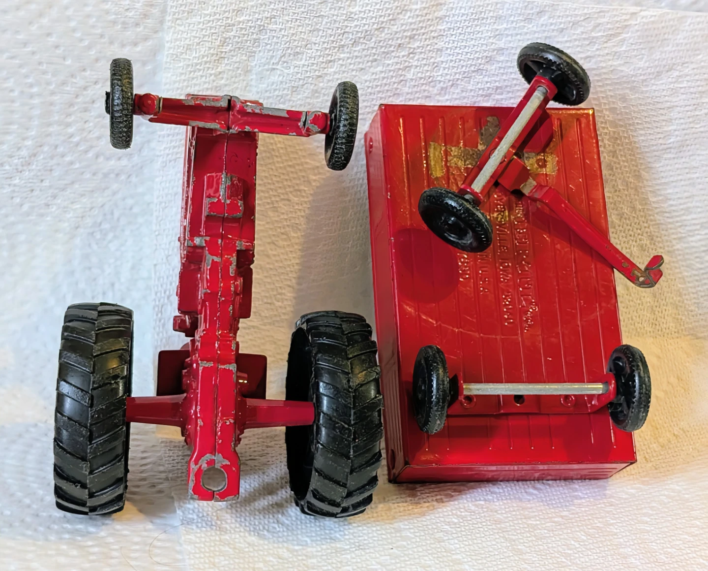 Vintage Ertl Red Tractor with Trailer Toy - 1/16 scale - photo 5