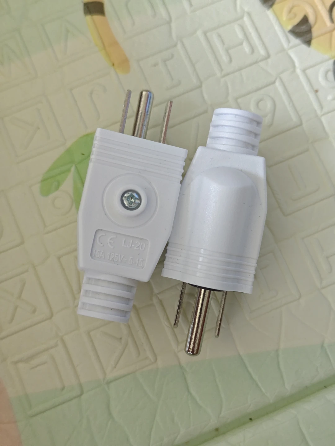 2 White Electrical Plugs LJ-20