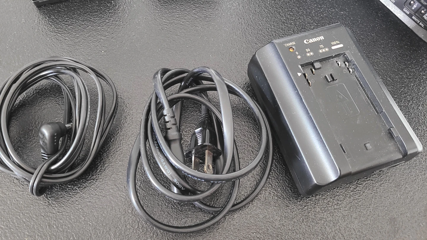 Canon XF200 HD Camcorder Bundle - photo 4
