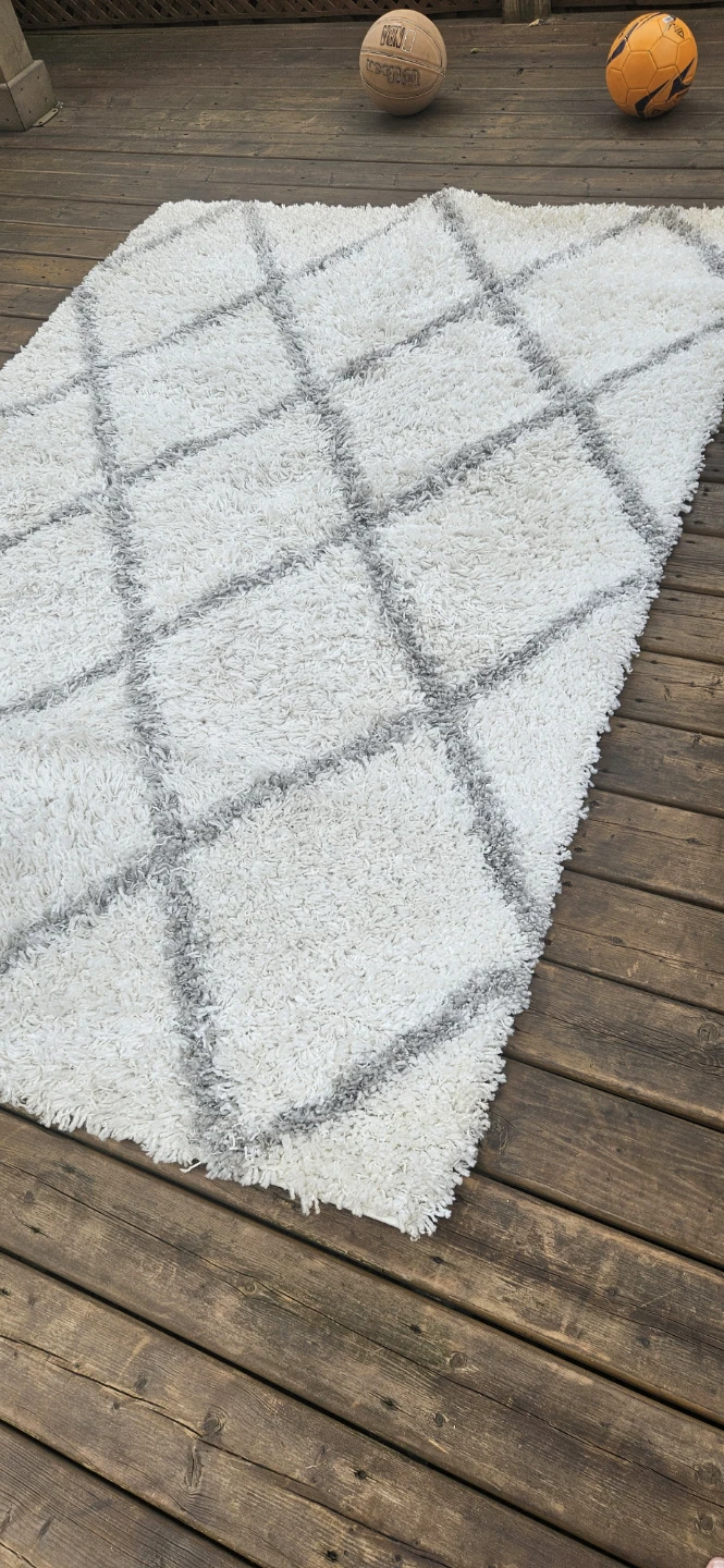 Carole Area Rug - White/Grey Diamond Pattern