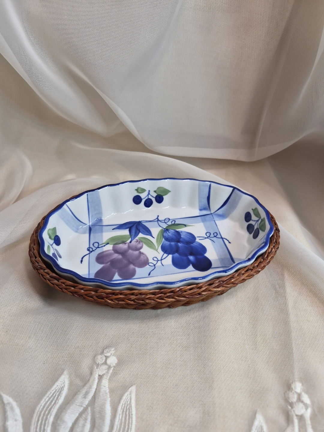 8 1/2" x 5 1/2" x 1 1/2" Vintage Hand Painted Ceramic Serving..