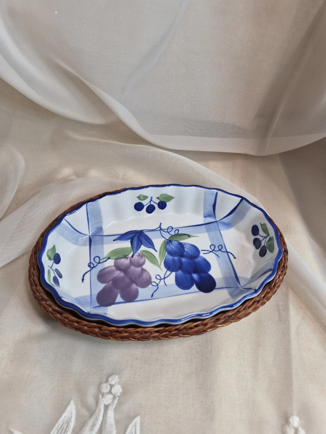 8 1/2" x 5 1/2" x 1 1/2" Vintage Hand Painted Ceramic Serving.. - photo 2