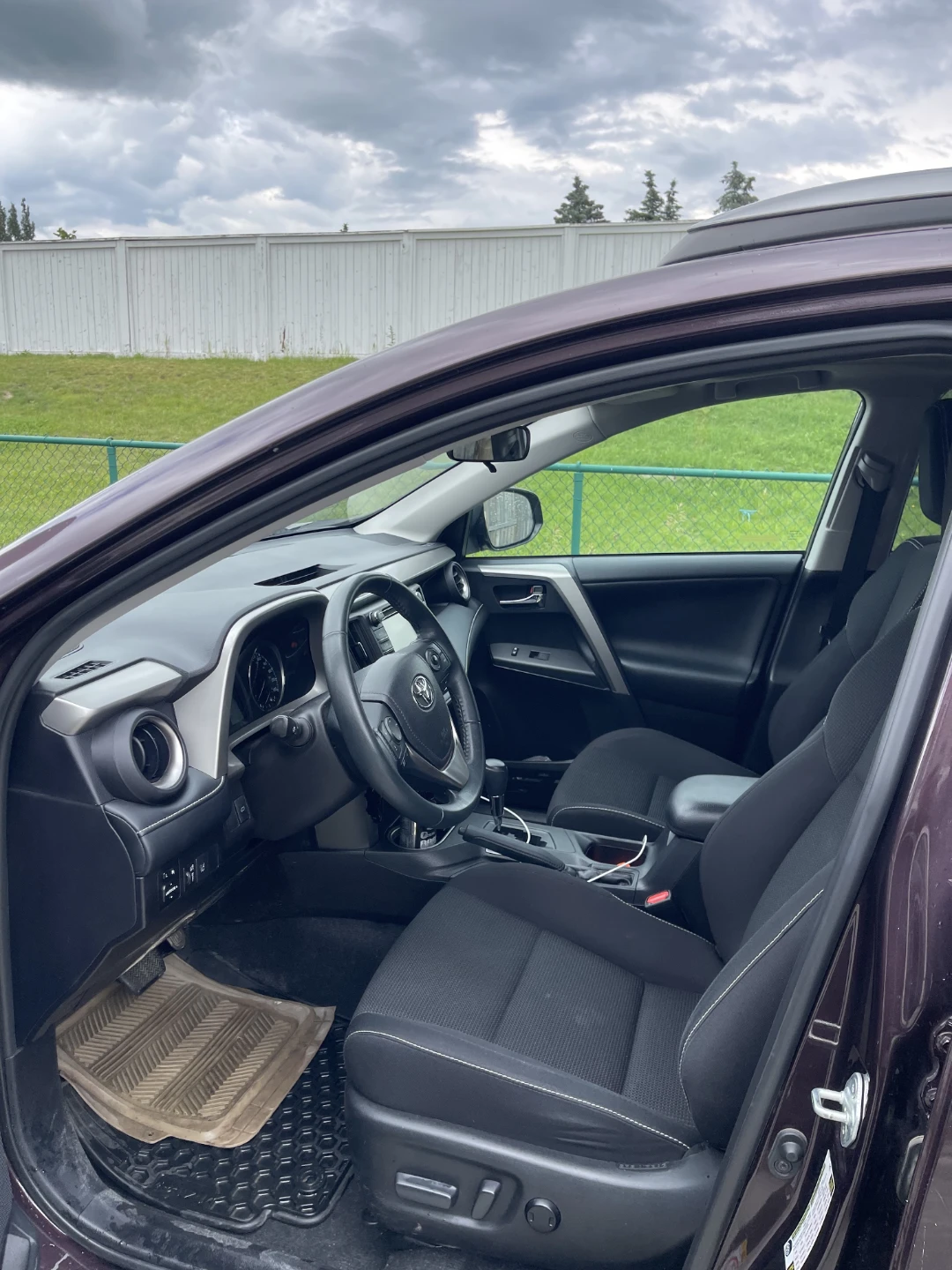 2017 Toyota RAV4 XLE AWD fully loaded - photo 2