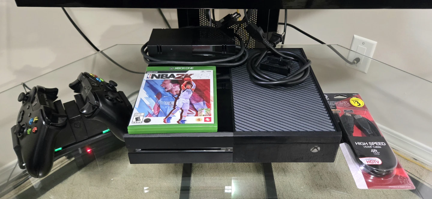 XBOX ONE 500GB + 2 CONTROLLERS + NBA2K22 + CHARGING DOCK