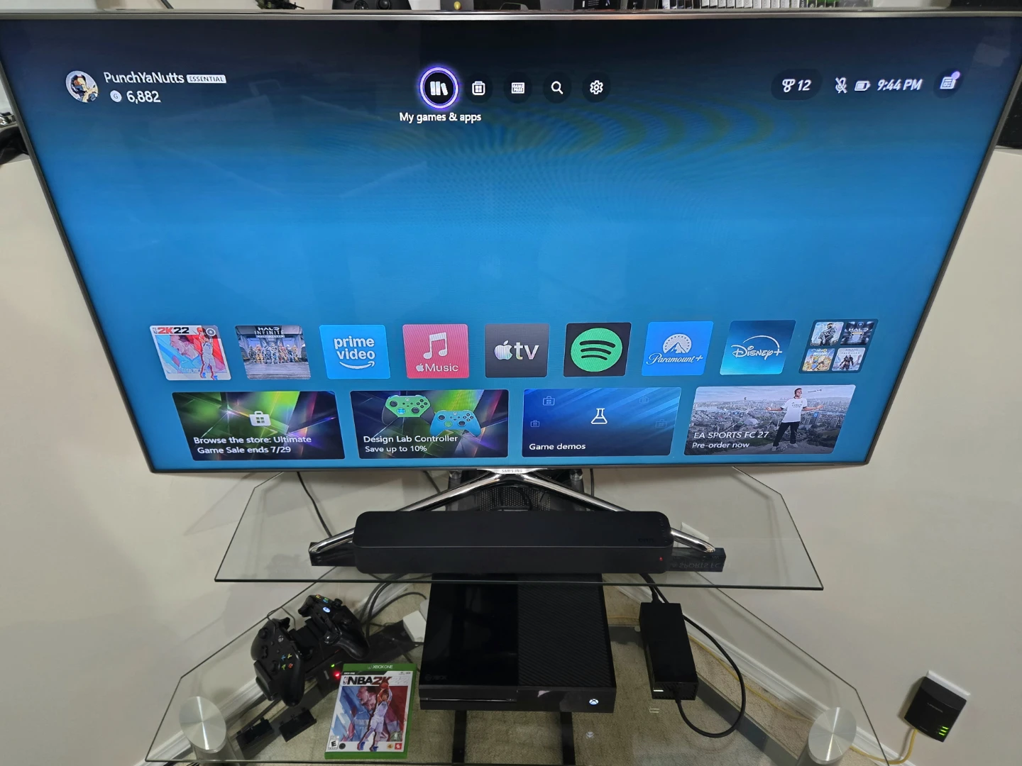 XBOX ONE 500GB + 2 CONTROLLERS + NBA2K22 + CHARGING DOCK - photo 2