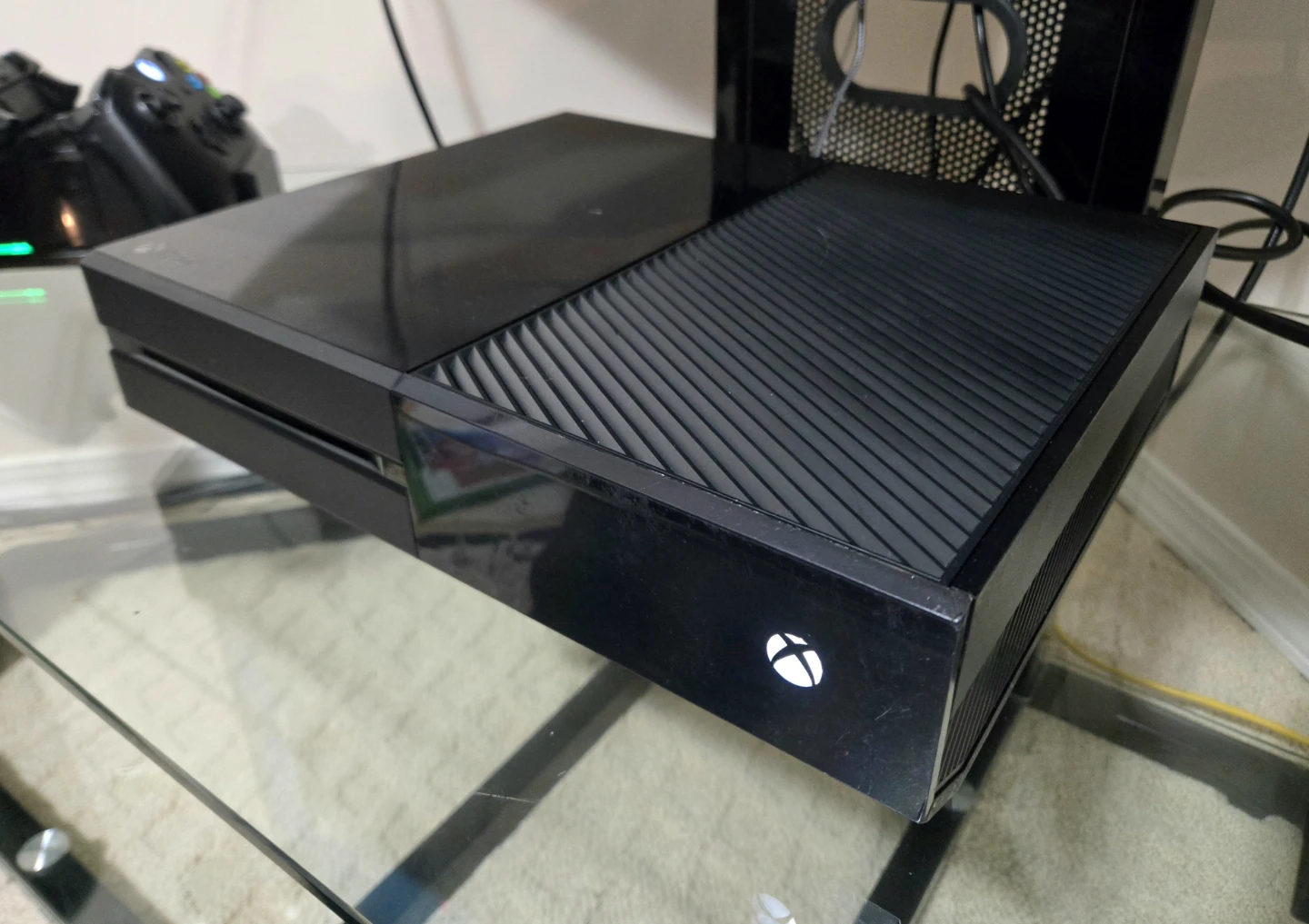 XBOX ONE 500GB + 2 CONTROLLERS + NBA2K22 + CHARGING DOCK - photo 3