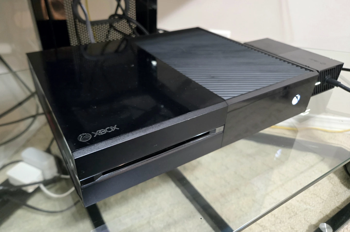 XBOX ONE 500GB + 2 CONTROLLERS + NBA2K22 + CHARGING DOCK - photo 4