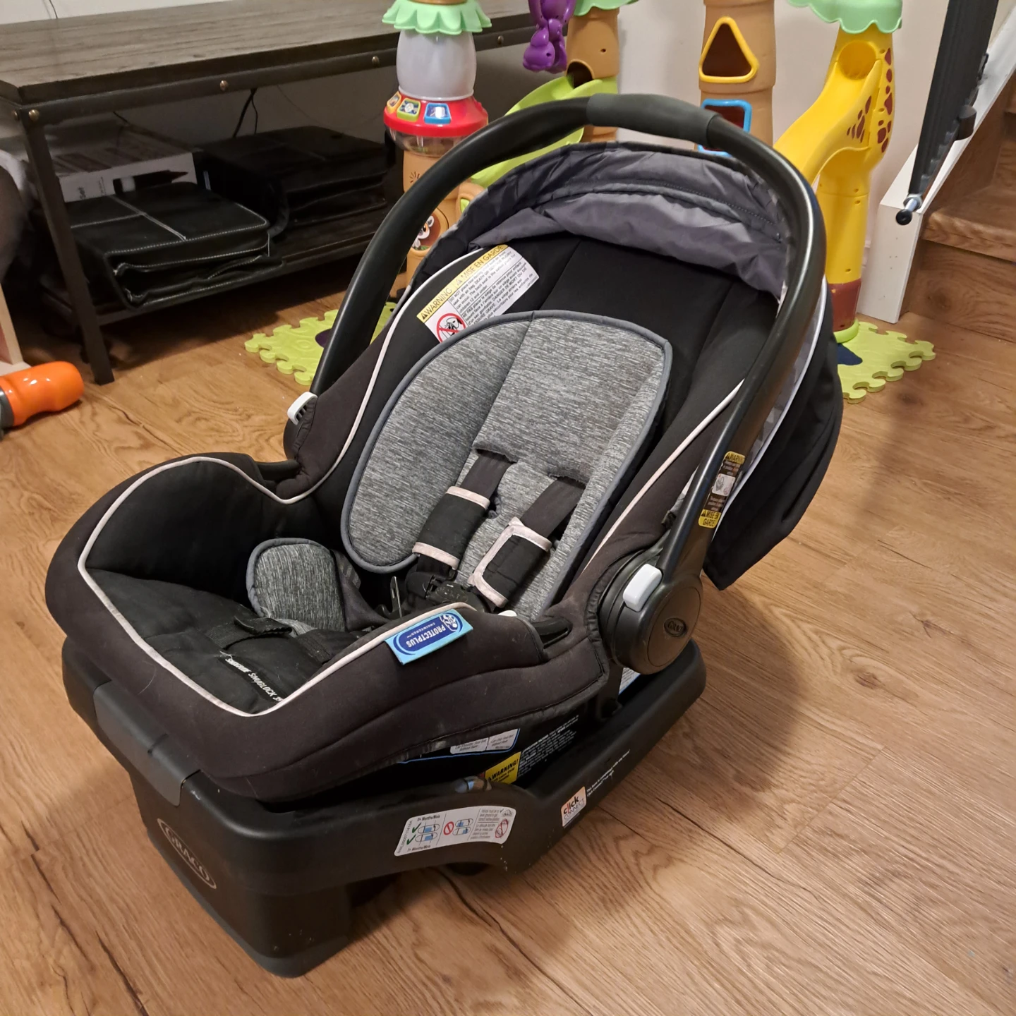 Graco SnugRide Infant Car Seat with TWO (2) Bases - photo 2