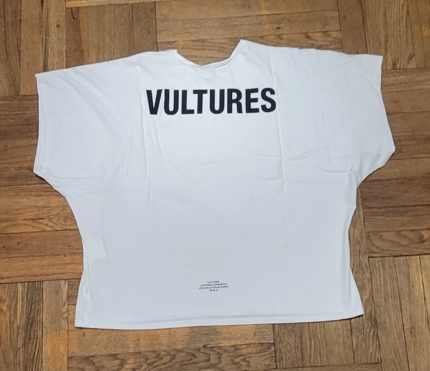 VULTURES Graphic T-Shirt medium