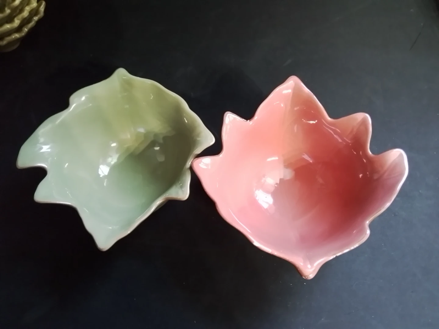 Set of 2 Leaf-Shaped Ceramic Bowls