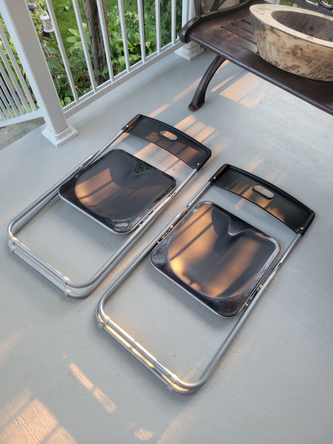 Two black folding chairs - photo 2