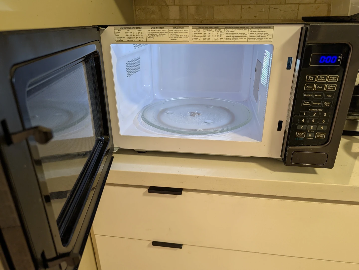 Insignia Countertop Microwave – Good Working Condition - photo 3