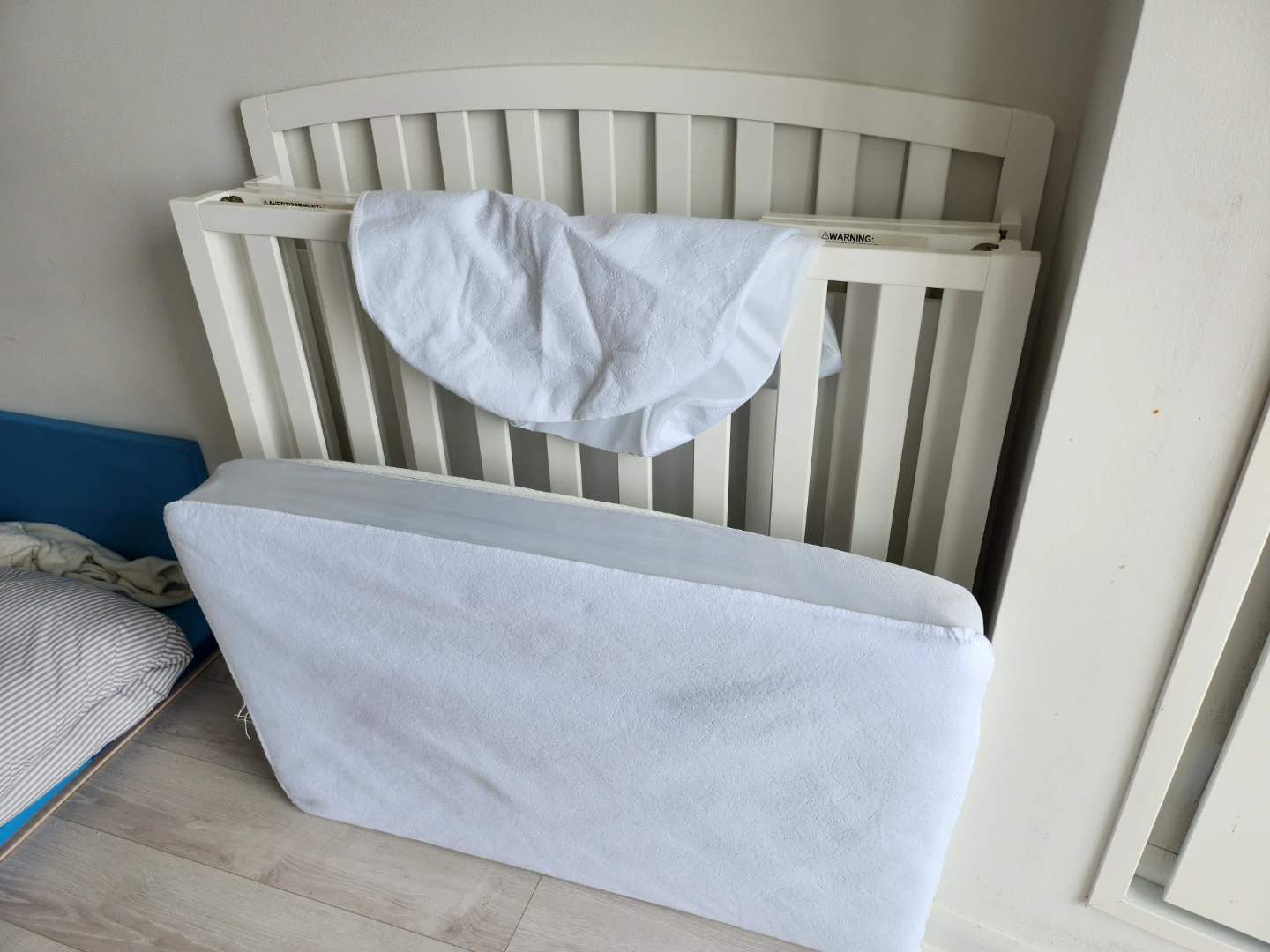 Dylan Folding Portable 3-in-1 Mini Crib (w mattress and covers) - photo 3